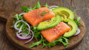 Keto Zalmsalade: Het Ultieme Recept Voor Een Snelle, Voedzame Maaltijd Cinematische food fotografie van een keto zalmsalade met gerookte zalm, avocado, radijs en rucola, artistiek gepresenteerd op een rustieke houten plank, verlicht door warm ochtendlicht.