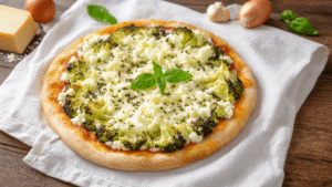 Keto Pizza met Bloemkoolbodem: Het Ultieme Recept voor een Knapperige, Koolhydraatarme Pizzabodem Cinematische close-up van dampende bloemkoolrijst op een witte theedoek, omringd door geraspte mozzarella, Parmezaanse kaas, oregano en knoflookpoeder, met een houten keukentafel en subtiele accenten van eieren en amandelmeel op de achtergrond.